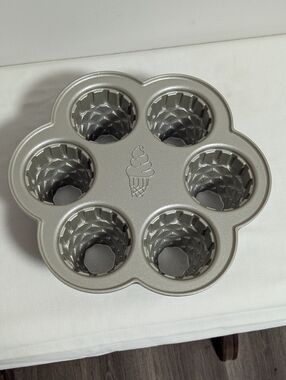 Vintage Nordic Ware Silver Ice Cream 6 Cone Cupcake Pan 4.5 Cups / 1L - USA